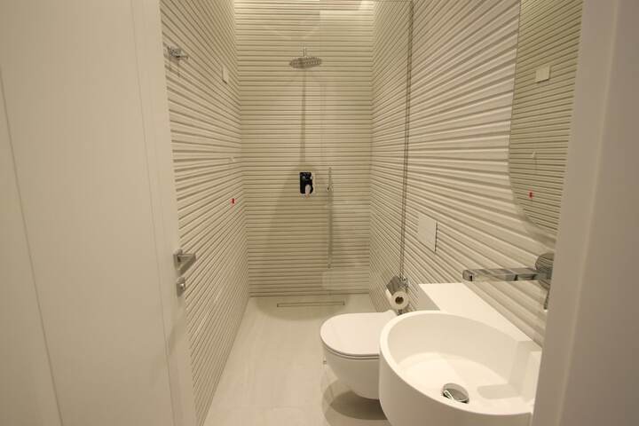 Room 32 of 49