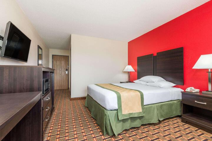1 Queen Bed (7 of 16)