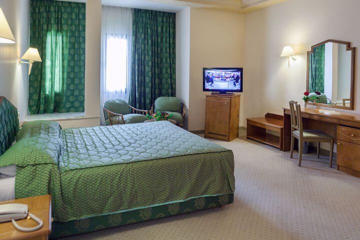 Room 15 of 48