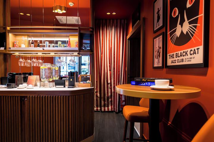Lounge 87 of 109