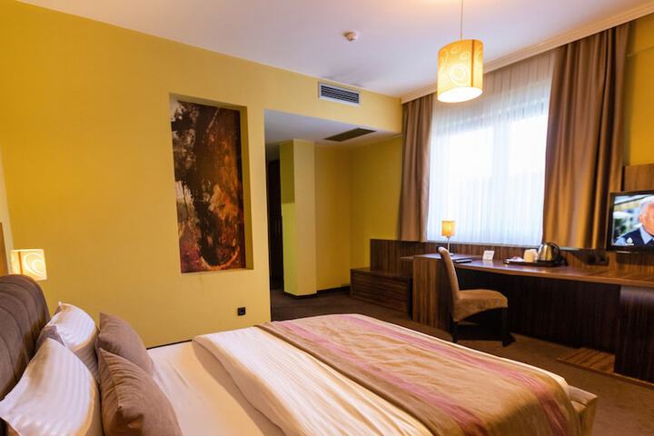 Room 9 of 25