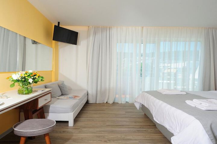 Room 44 of 171