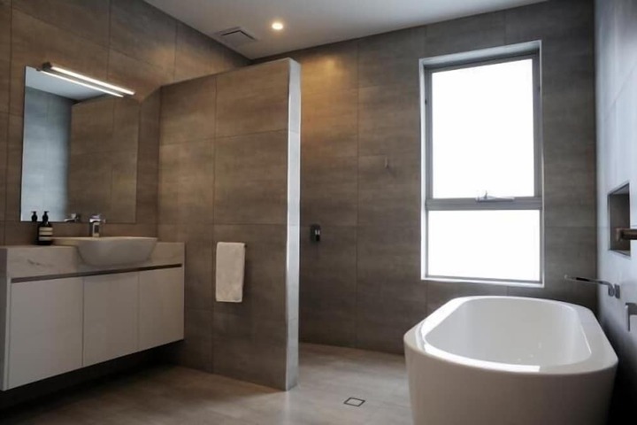Deep soaking bathtub
