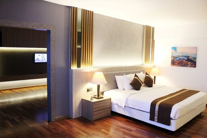 Room 4 of 63