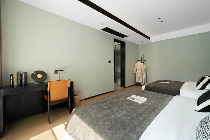 Room 12 of 80