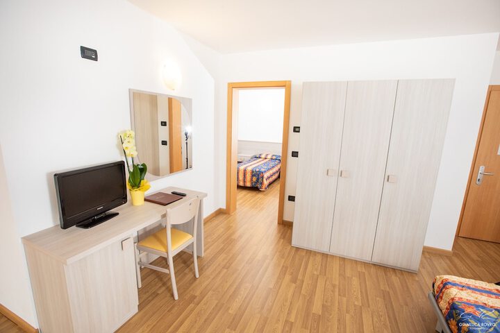 Room 14 of 66