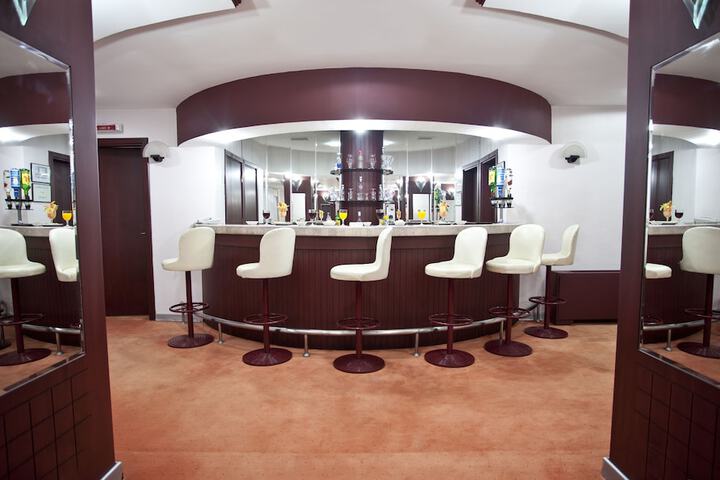 Lounge 32 of 36