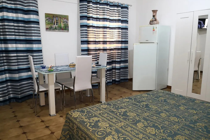Room 4 of 10