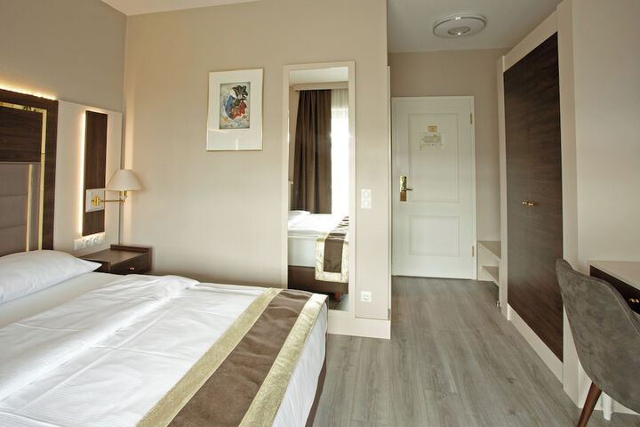 Room 6 of 49