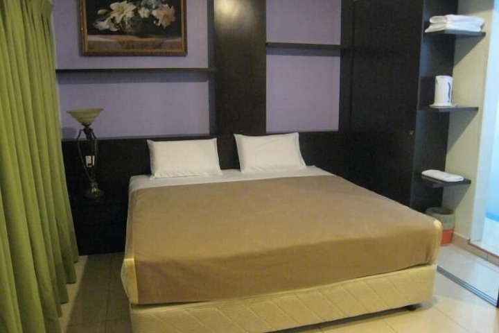 Room 9 of 10