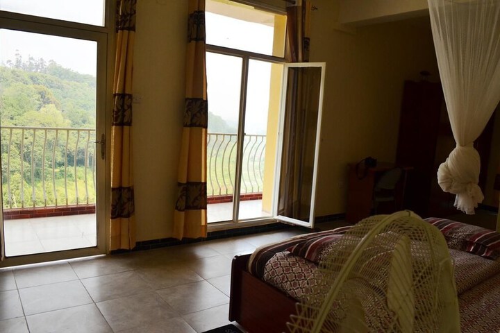 Room 18 of 28