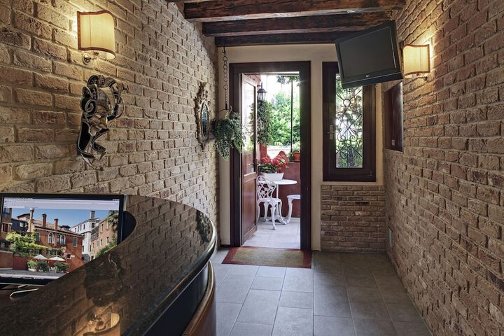 Entrance & Lobby
