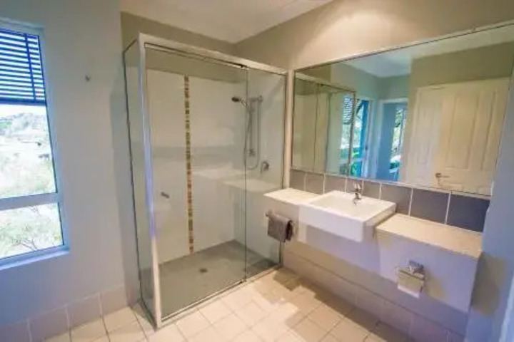 Room 4 of 9