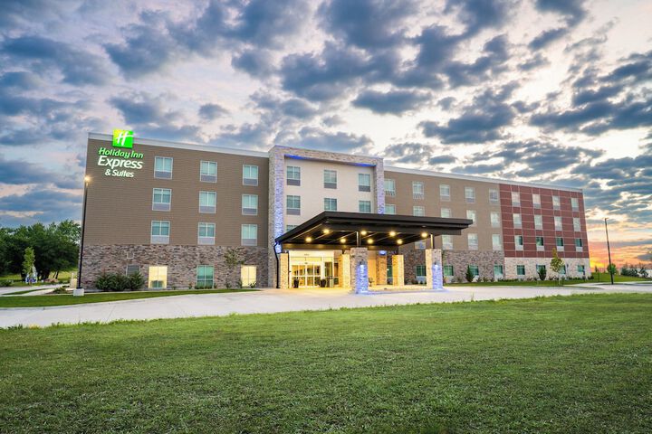 Holiday Inn Express &  Suites Cedar Rapids NE – Marion by IHG in Marion, IA