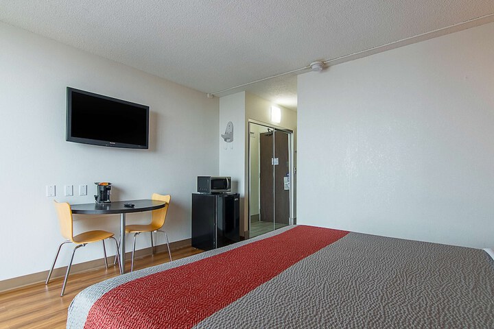 1 King Bed (5 of 15)