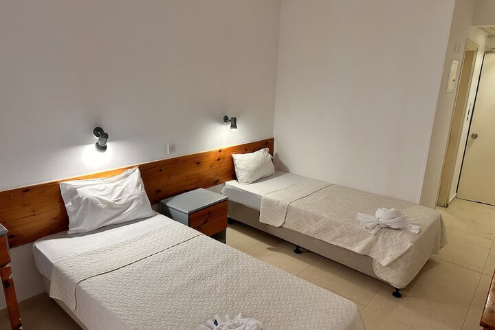Room 13 of 25