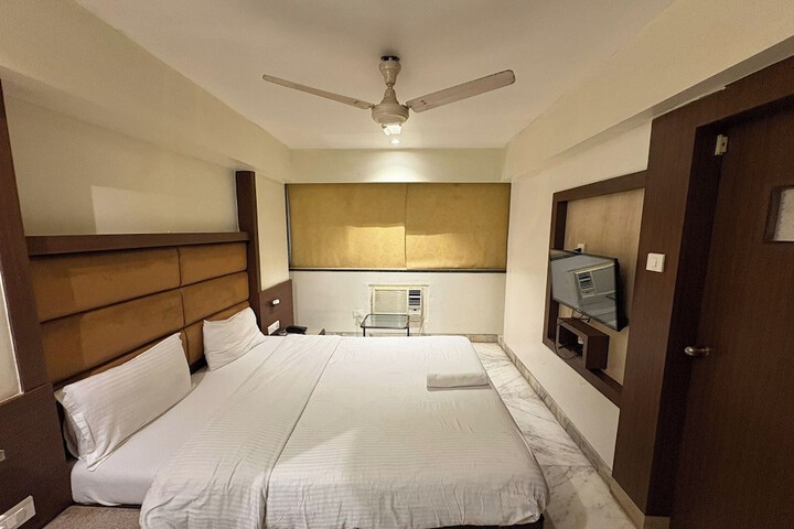 Room 9 of 33