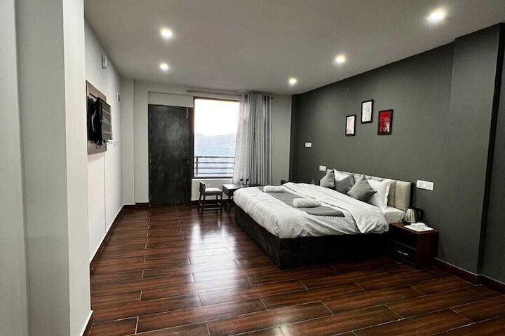 Room 9 of 20