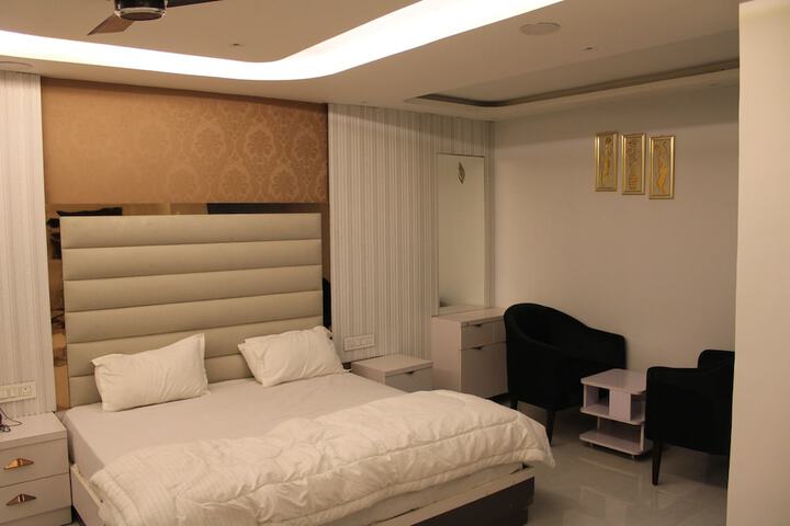 Room 3 of 10
