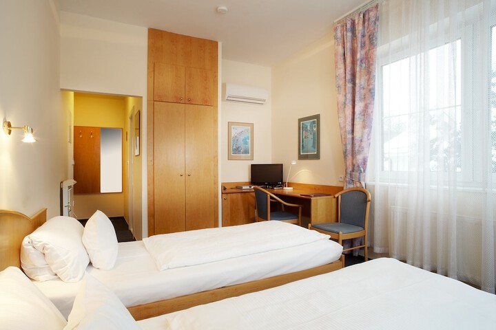 Room 5 of 24