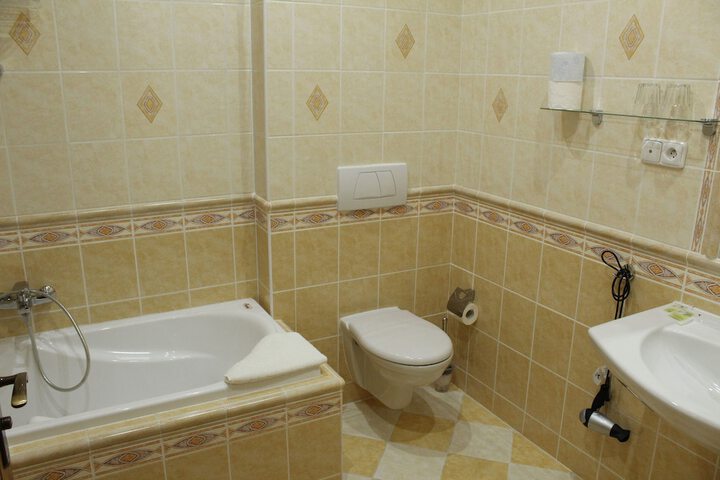 Room 12 of 28