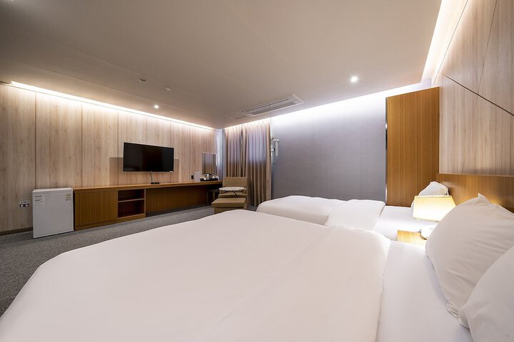 Room 2 of 34