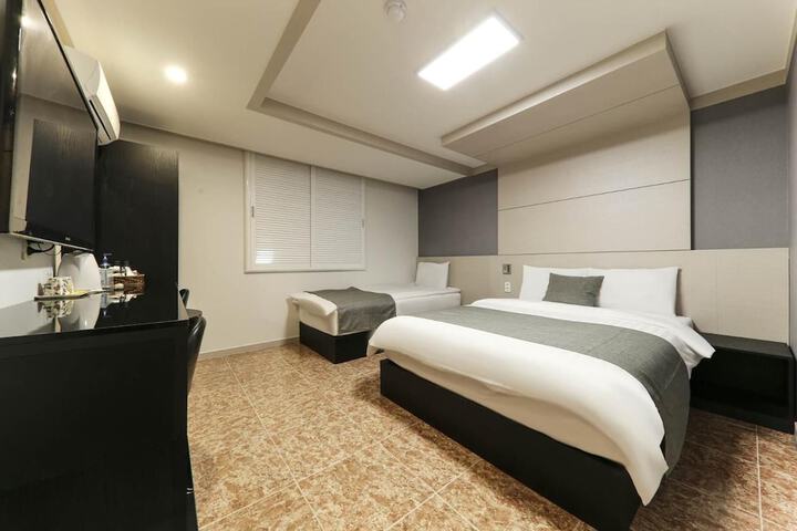 Room 10 of 42