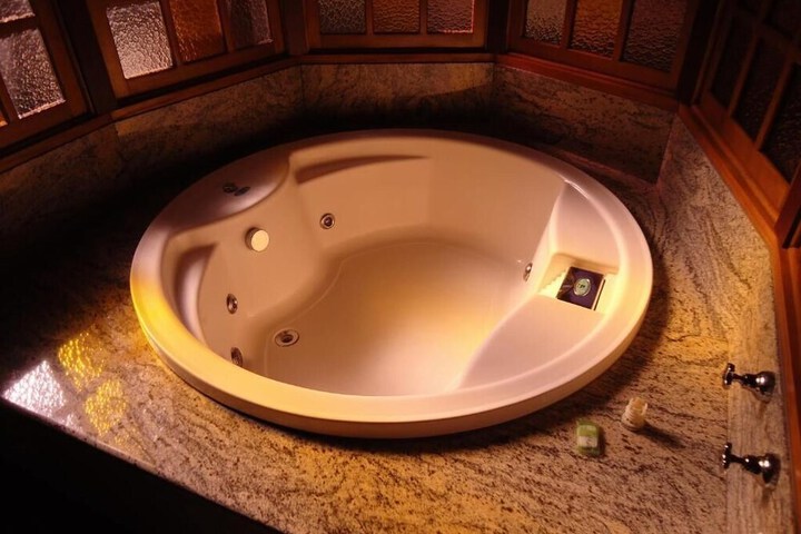 Jetted tub