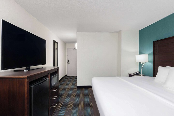 1 King Bed (2 of 12)