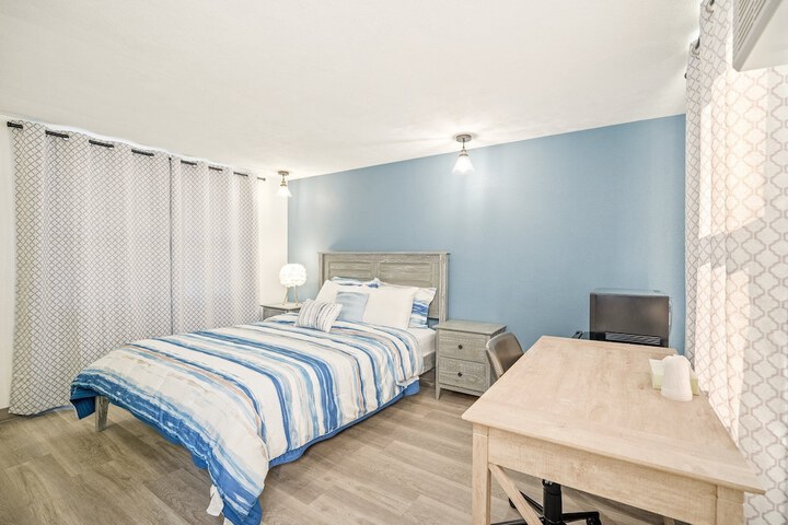 1 Queen Bed (6 of 13)