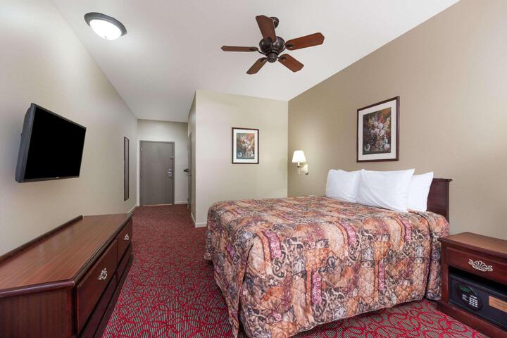 1 Queen Bed Accessible (2 of 10)