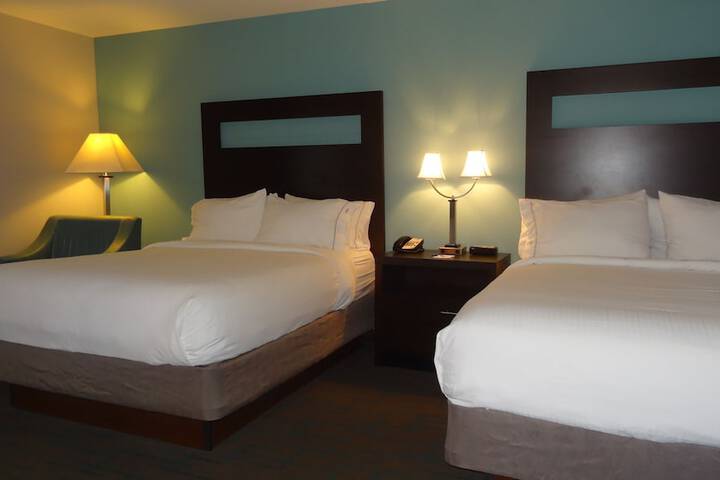 1 Queen Bed (1 of 8)