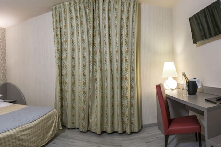 Room 12 of 32