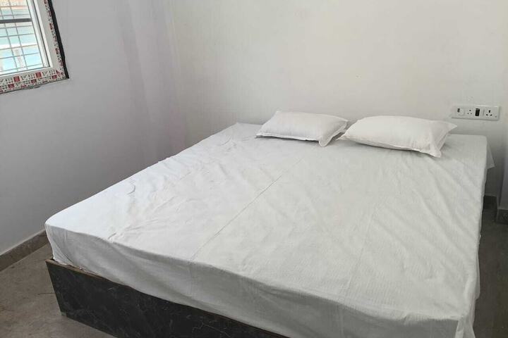 Room 10 of 76