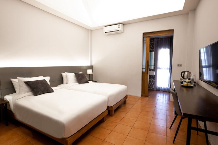 Room 27 of 38