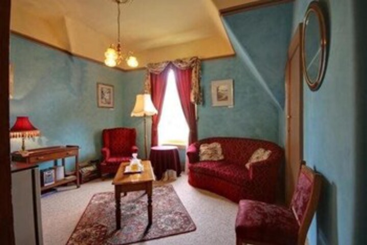 Lounge 5 of 10
