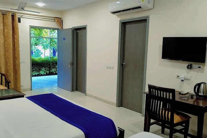 Room 13 of 38