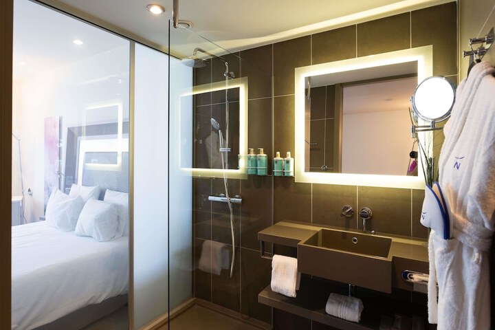 Room 9 of 216