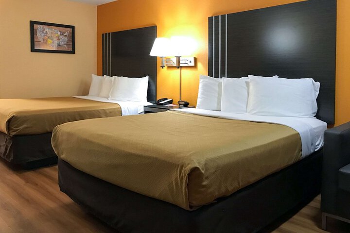 2 Queen Beds (2 of 6)