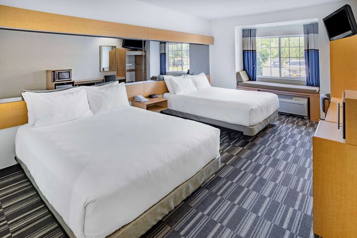 2 Queen Bed Mobility Hearing Accessible Room Roll in Shower (14 of 44)