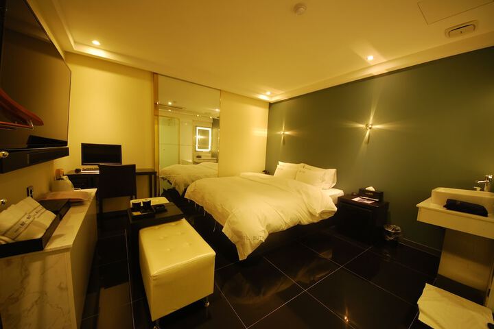 Room 12 of 44