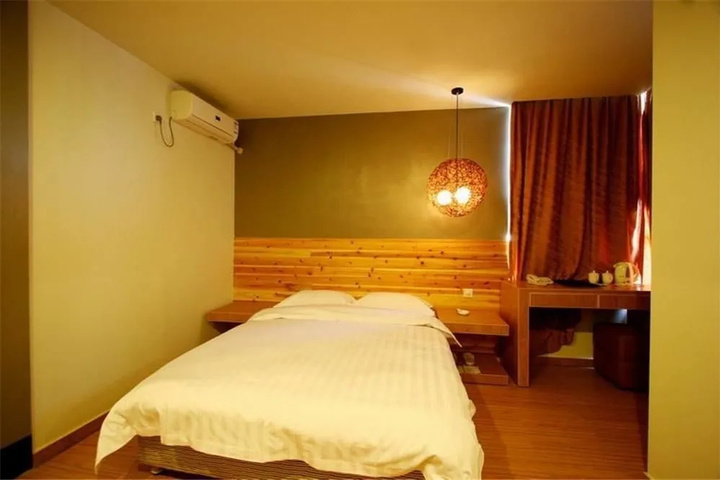 Room 6 of 14