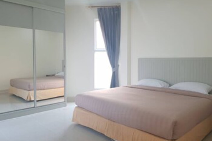 Room 6 of 9