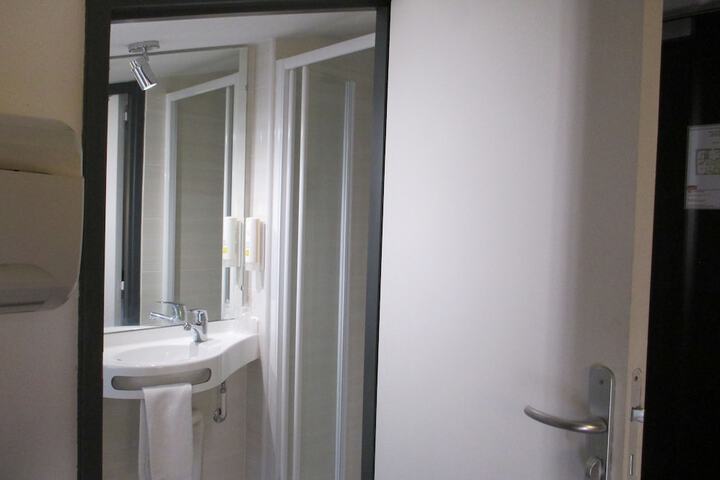 Room 42 of 62