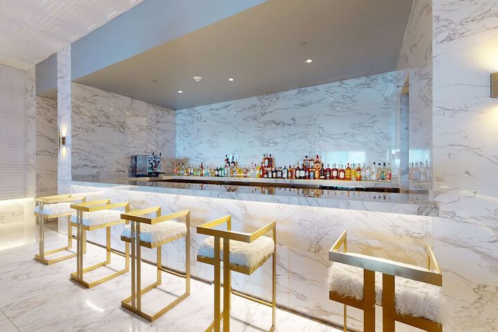 Lounge 183 of 271