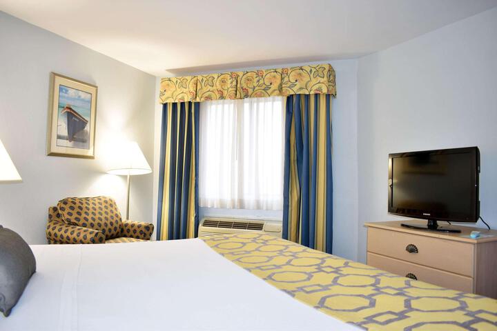 1 King Bed (2 of 22)