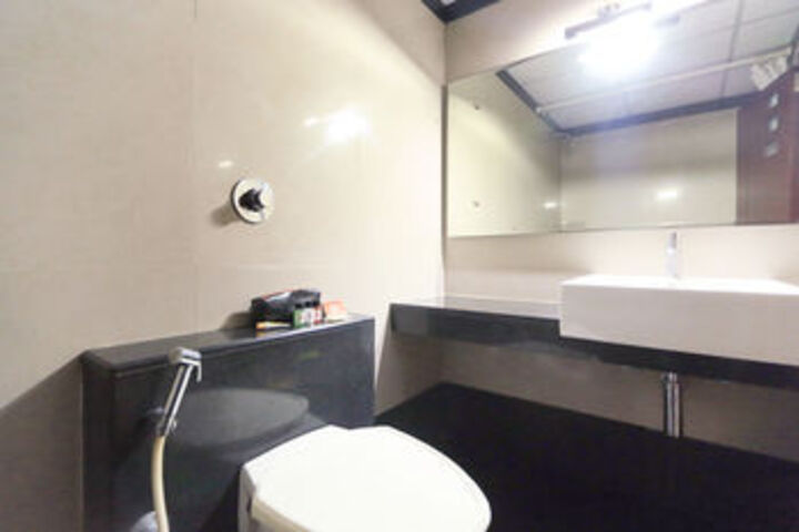 Room 4 of 9