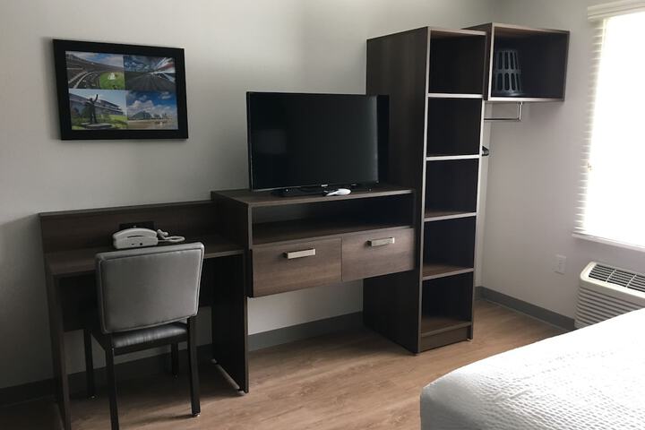 1 Queen Bed (6 of 12)