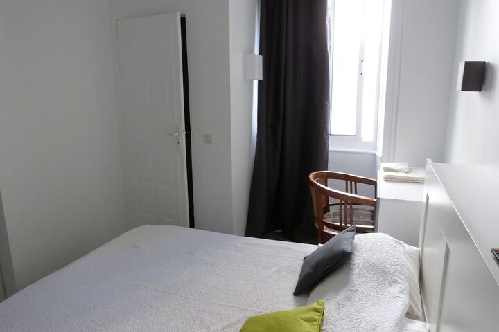 Room 3 of 40