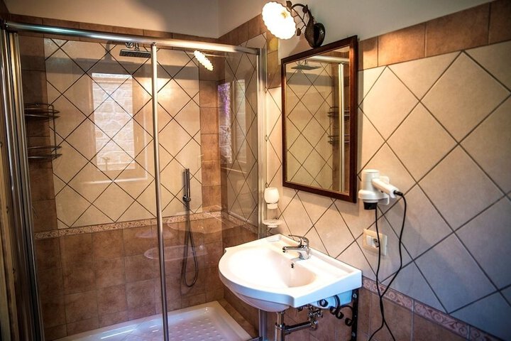 Room 15 of 26